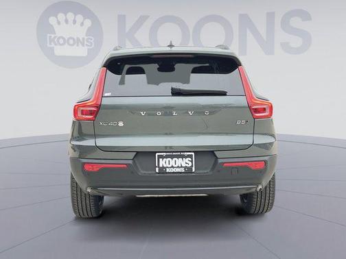 2026 Volvo XC40 Core, B5 AWD Gas (mild hybrid), Dark