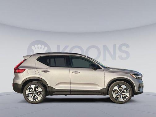 2026 Volvo XC40 Plus, B5 AWD Gas (mild hybrid), Dark