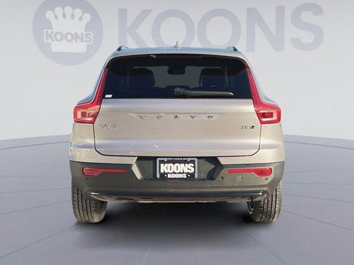 2026 Volvo XC40 Plus, B5 AWD Gas (mild hybrid), Dark