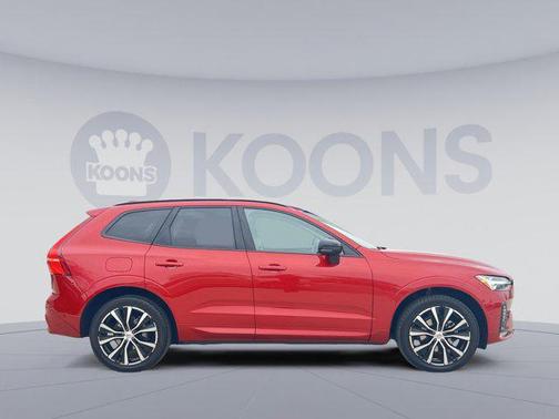 2023 Volvo XC60 B5 Ultimate Dark Theme