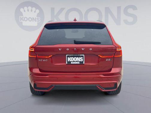 2023 Volvo XC60 B5 Ultimate Dark Theme