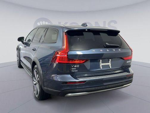 Denim Blue Metallic 2024 Volvo V60 Cross Country B5 Plus