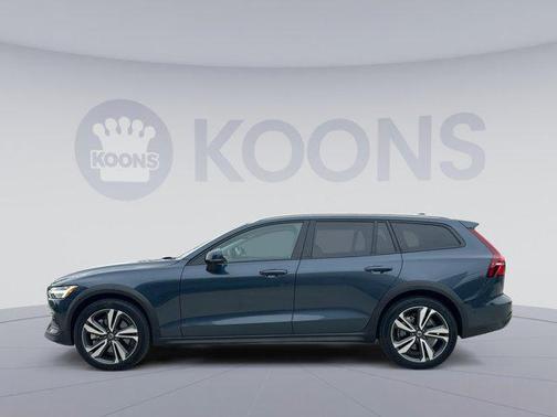 Denim Blue Metallic 2024 Volvo V60 Cross Country B5 Plus