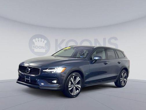 Denim Blue Metallic 2024 Volvo V60 Cross Country B5 Plus
