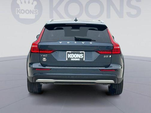 Denim Blue Metallic 2024 Volvo V60 Cross Country B5 Plus