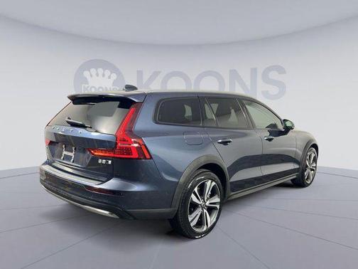 Denim Blue Metallic 2024 Volvo V60 Cross Country B5 Plus