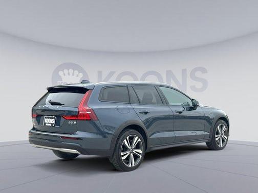 Denim Blue Metallic 2024 Volvo V60 Cross Country B5 Plus