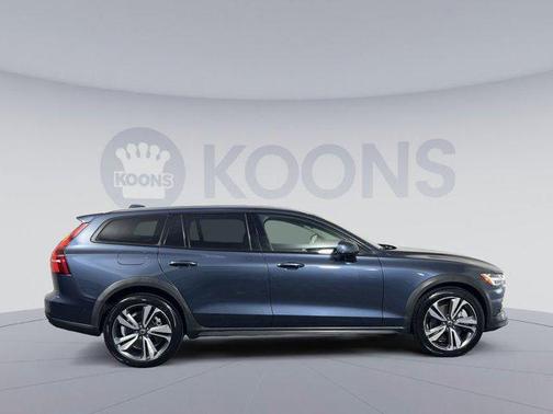 Denim Blue Metallic 2024 Volvo V60 Cross Country B5 Plus