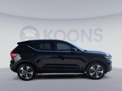 2025 Volvo XC40 B5 Plus Bright Theme