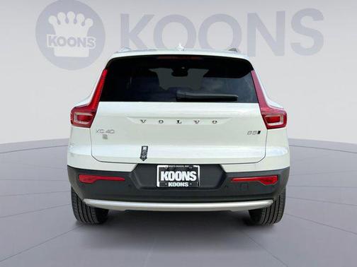 2025 Volvo XC40 B5 Core Bright Theme
