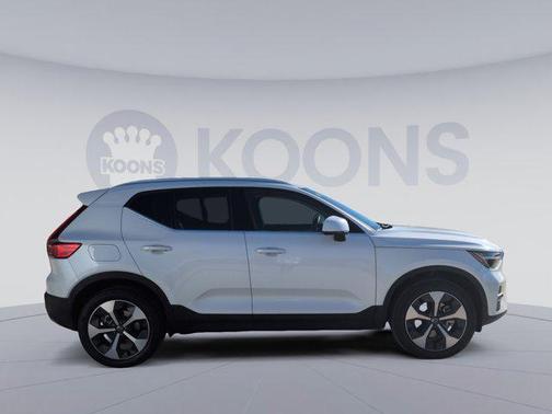 2025 Volvo XC40 B5 Core Bright Theme