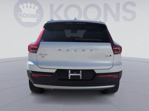 2025 Volvo XC40 B5 Core Bright Theme
