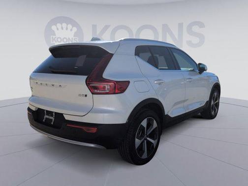 2025 Volvo XC40 B5 Core Bright Theme