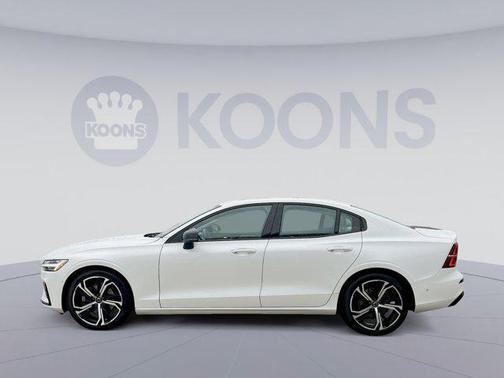 2023 Volvo S60 B5 Plus Dark Theme