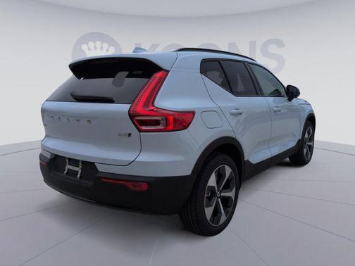 2026 Volvo XC40 B5 Plus