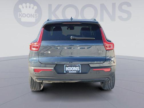 2026 Volvo XC40 Core, B5 AWD Gas (mild hybrid), Dark