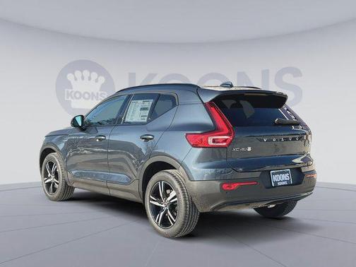 2026 Volvo XC40 Core, B5 AWD Gas (mild hybrid), Dark