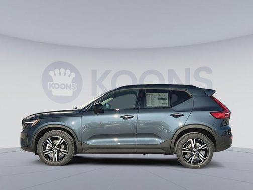 2026 Volvo XC40 Core, B5 AWD Gas (mild hybrid), Dark