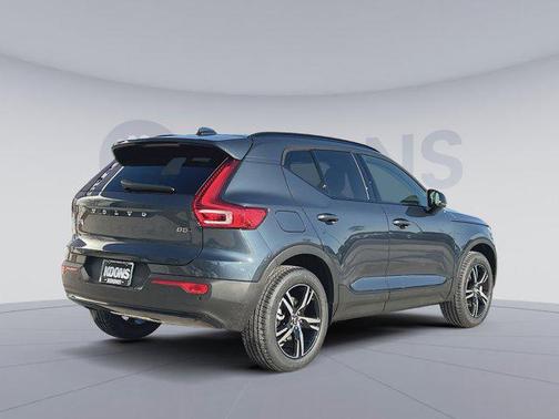 2026 Volvo XC40 Core, B5 AWD Gas (mild hybrid), Dark