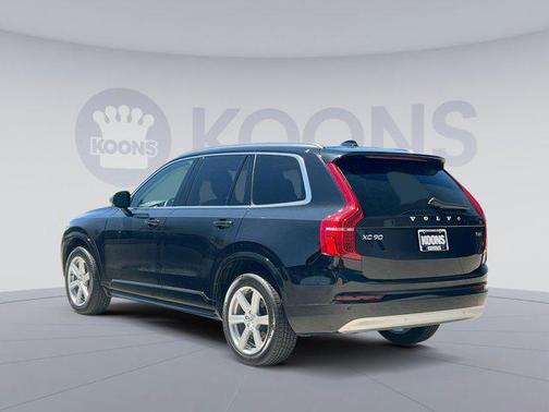2022 Volvo XC90 T6 Momentum