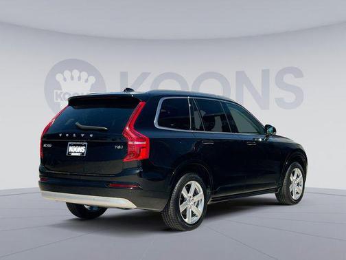 2022 Volvo XC90 T6 Momentum