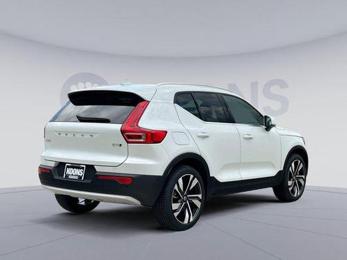 2025 Volvo XC40 B5 Ultra Bright Theme