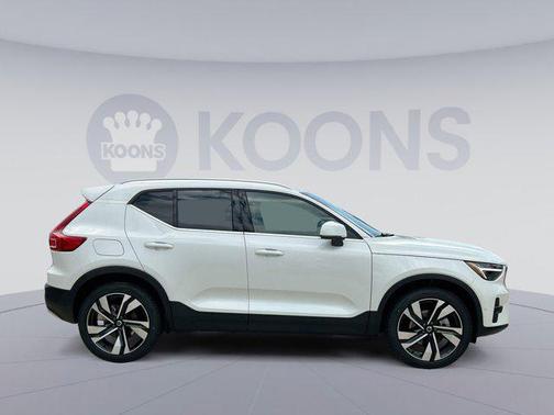 2025 Volvo XC40 B5 Ultra Bright Theme
