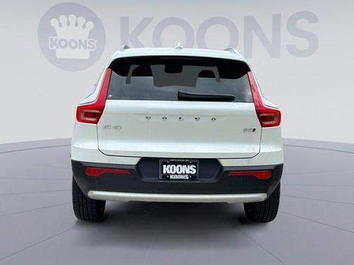 2025 Volvo XC40 B5 Ultra Bright Theme