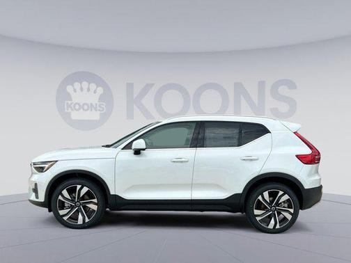 2025 Volvo XC40 B5 Ultra Bright Theme