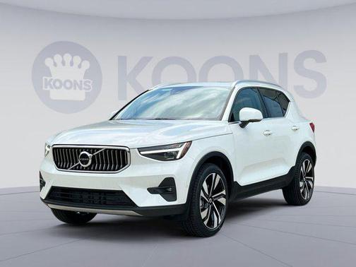 2025 Volvo XC40 B5 Ultra Bright Theme