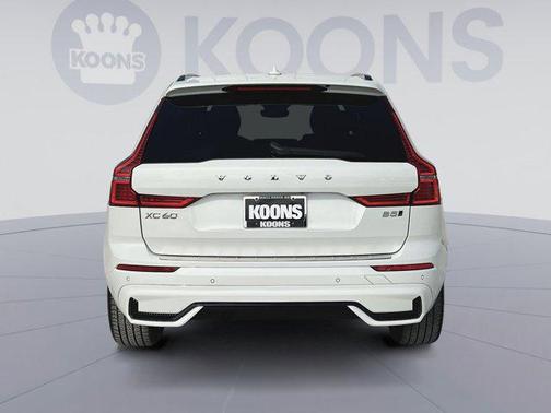 2023 Volvo XC60 B5 Ultimate Dark Theme