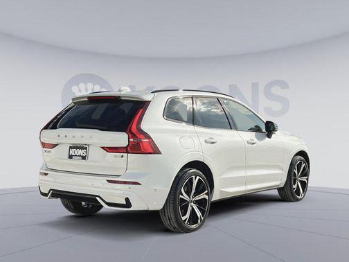 2023 Volvo XC60 B5 Ultimate Dark Theme
