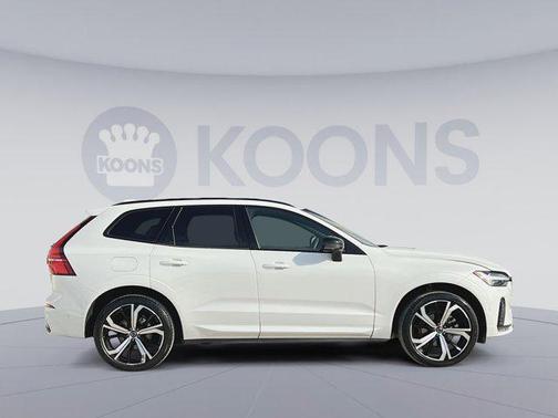 2023 Volvo XC60 B5 Ultimate Dark Theme
