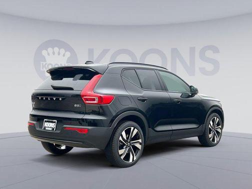 2025 Volvo XC40 B5 Ultra Dark Theme