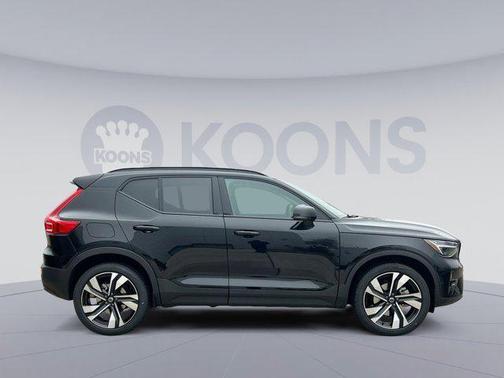 2025 Volvo XC40 B5 Ultra Dark Theme