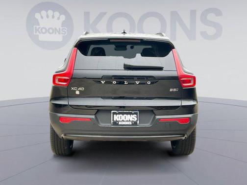 2025 Volvo XC40 B5 Ultra Dark Theme