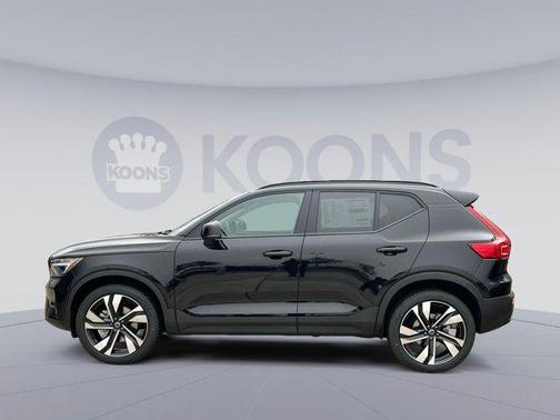 2025 Volvo XC40 B5 Ultra Dark Theme
