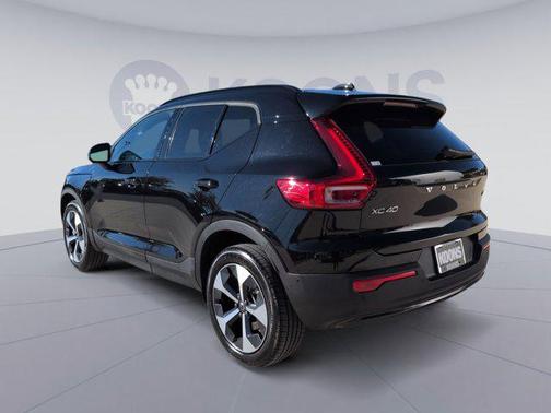 2025 Volvo XC40 B5 Plus Dark Theme