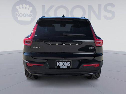 2025 Volvo XC40 B5 Plus Dark Theme