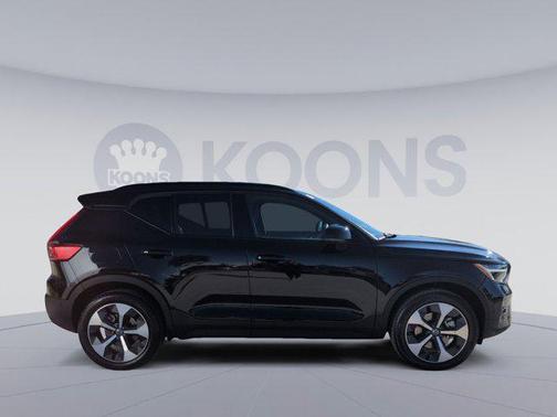 2025 Volvo XC40 B5 Plus Dark Theme