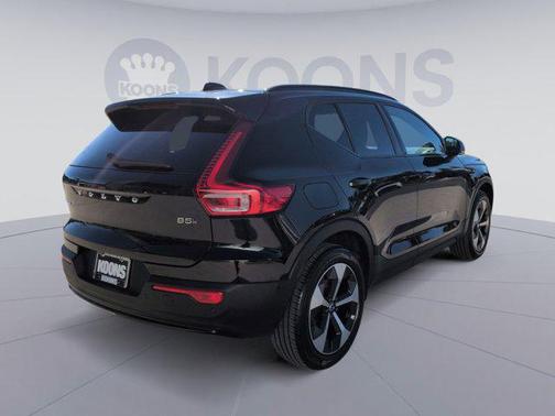 2025 Volvo XC40 B5 Plus Dark Theme