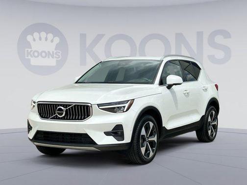 2025 Volvo XC40 B5 Plus Bright Theme