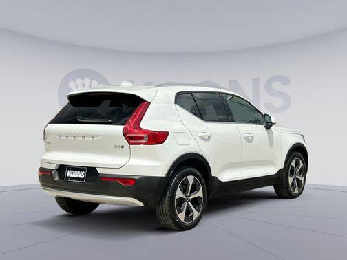 2025 Volvo XC40 B5 Plus Bright Theme