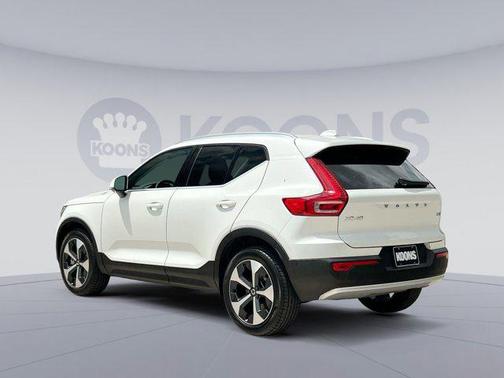 2025 Volvo XC40 B5 Plus Bright Theme