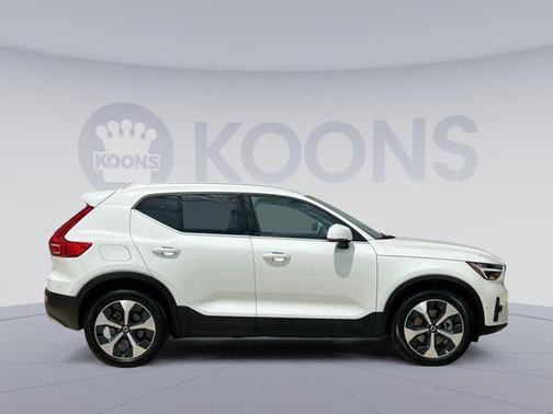 2025 Volvo XC40 B5 Plus Bright Theme