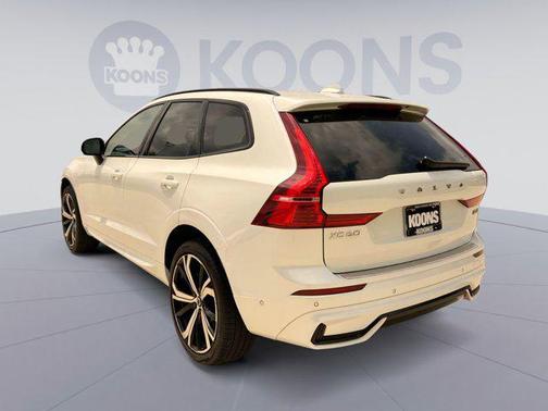 2024 Volvo XC60 B5 Ultimate Dark Theme