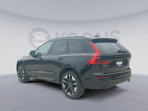 Onyx Black Metallic 2026 Volvo XC60 B5 Plus