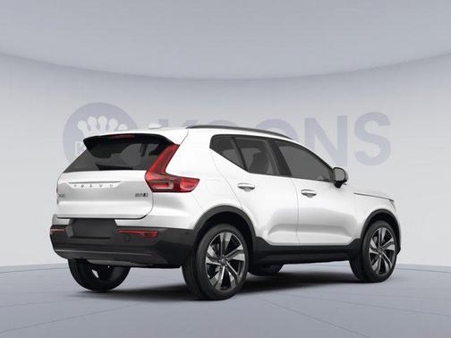 2023 Volvo XC40 B5 Ultimate Bright Theme