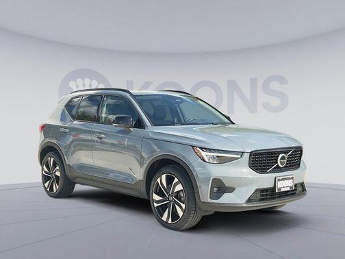 Thunder Grey Metallic 2023 Volvo XC40 B5 Plus Dark Theme