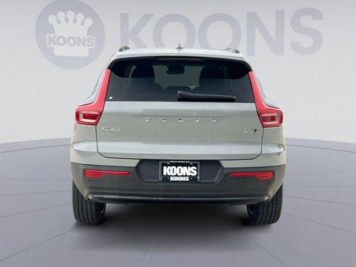 2025 Volvo XC40 B5 Plus Dark Theme